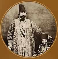 Фархад-Мирза Мотамед-од-Доулех, 15-й сын Аббаса Мирзы, и его сын