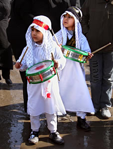 Маленькие барабанщики в арабских одеждах олицетворяют детей, погибших в Кербеле